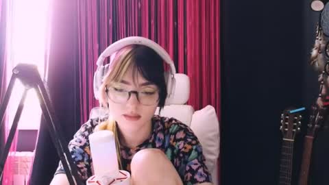 Snapshot of avi_nile chatting on 05/04/26, 04:30 Avriel online show from 05/04/26, 04:30