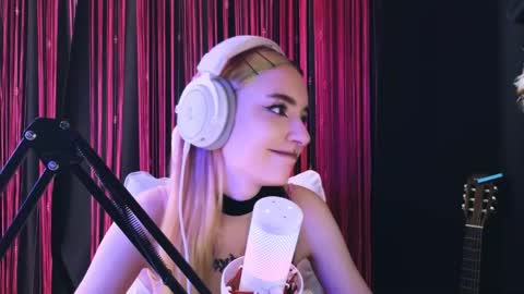 Snapshot of avi_nile chatting on 05/07/26, 04:40 Avriel online show from 05/07/26, 04:40