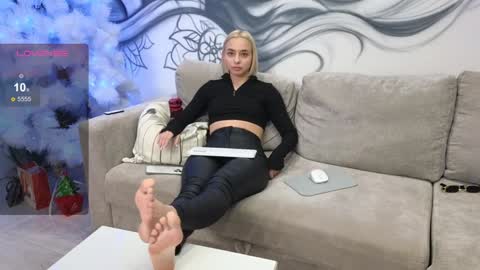 Snapshot of avr0ra chatting on 12/27/24, 03:15 Goddess Avrora online show from 12/27/24, 03:15