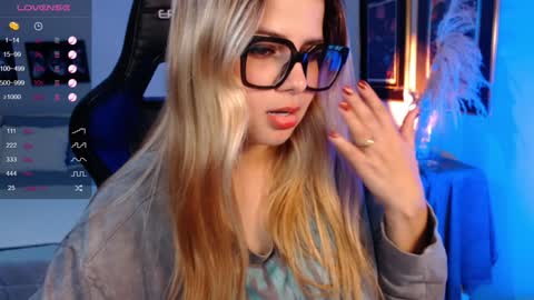 Snapshot of avrill_morgan chatting on 12/19/24, 10:42 Avrill Morgan online show from 12/19/24, 10:42