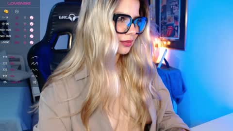 Snapshot of avrill_morgan chatting on 01/08/25, 11:41 Avrill Morgan online show from 01/08/25, 11:41