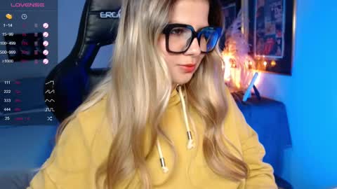 Snapshot of avrill_morgan chatting on 03/05/25, 08:00 Avrill Morgan online show from 03/05/25, 08:00