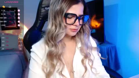 Snapshot of avrill_morgan chatting on 09/22/25, 08:33 Avrill Morgan online show from 09/22/25, 08:33