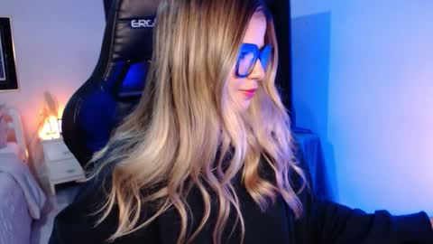 Snapshot of avrill_morgan chatting on 11/28/25, 01:47 Avrill Morgan online show from 11/28/25, 01:47