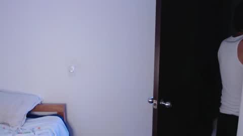 Snapshot of axel_davis_ chatting on 10/08/25, 03:04 axel davis  online show from 10/08/25, 03:04