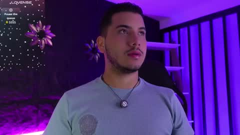 axel_grey_ online show from 12/15/25, 12:09