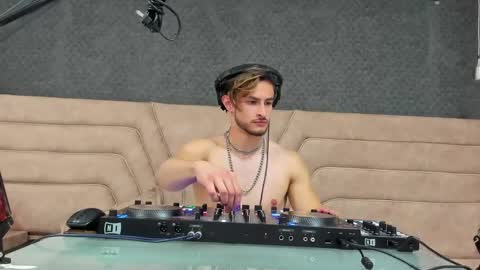 Snapshot of axel_porn_ chatting on 05/17/26, 10:44 Axel online show from 05/17/26, 10:44