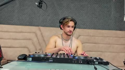 Snapshot of axel_porn_ chatting on 05/18/26, 04:07 Axel online show from 05/18/26, 04:07