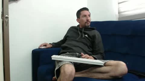 Snapshot of axell_rosee chatting on 02/17/26, 07:31 Axel Rose online show from 02/17/26, 07:31