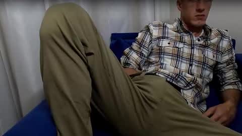 Axl online show from 09/21/25, 12:01