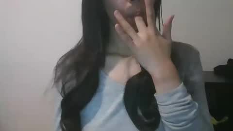 Snapshot of axuepetitt chatting on 12/02/24, 11:40 axue online show from 12/02/24, 11:40