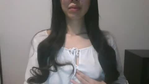 Snapshot of axuepetitt chatting on 12/18/24, 10:24 axue online show from 12/18/24, 10:24