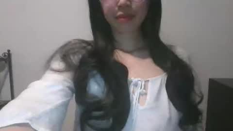 Snapshot of axuepetitt chatting on 12/21/24, 01:58 axue online show from 12/21/24, 01:58