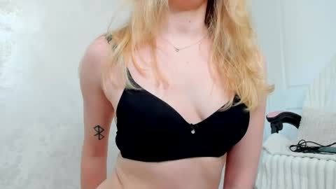 Snapshot of ayaye_ chatting on 05/16/26, 09:06 SundyRose online show from 05/16/26, 09:06
