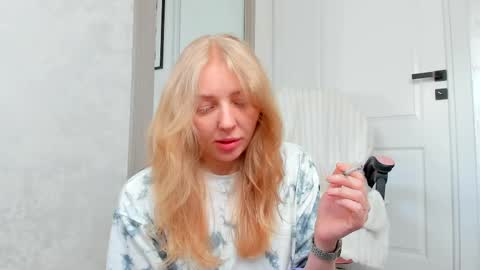 Snapshot of ayaye_ chatting on 05/19/26, 08:20 SundyRose online show from 05/19/26, 08:20