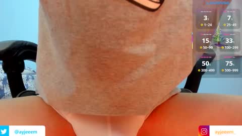 Snapshot of ayjeeem chatting on 12/22/25, 12:24 Andr online show from 12/22/25, 12:24