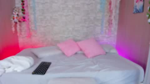 Snapshot of ayla_lux chatting on 06/17/26, 05:43 Ayla online show from 06/17/26, 05:43