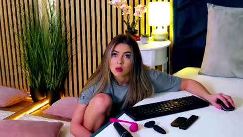 Snapshot of aylinrosee chatting on 05/17/26, 02:31 AylinRosee online show from 05/17/26, 02:31