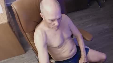 Snapshot of azmichael5 chatting on 02/16/26, 10:44 Mike online show from 02/16/26, 10:44