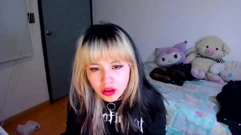 Snapshot of azu_moure chatting on 12/12/24, 02:26 Azu Moure online show from 12/12/24, 02:26