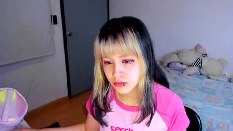 Snapshot of azu_moure chatting on 12/17/24, 03:50 Azu Moure online show from 12/17/24, 03:50