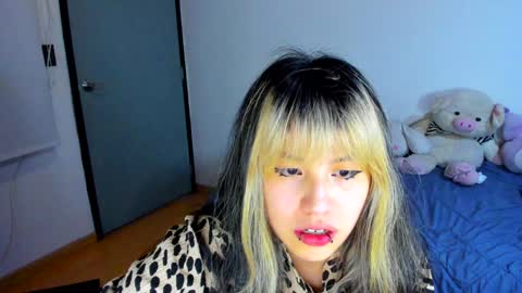Snapshot of azu_moure chatting on 01/04/25, 06:41 Azu Moure online show from 01/04/25, 06:41