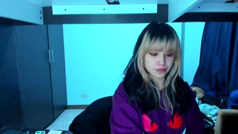 Snapshot of azu_moure chatting on 01/10/25, 06:31 Azu Moure online show from 01/10/25, 06:31