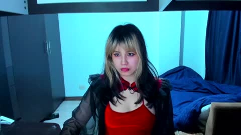 Snapshot of azu_moure chatting on 01/12/25, 08:04 Azu Moure online show from 01/12/25, 08:04