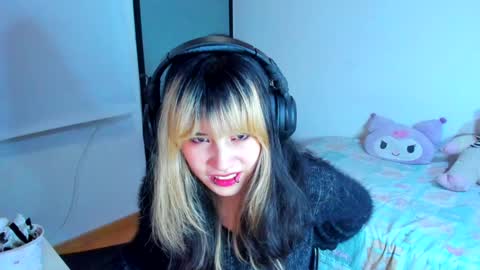 Snapshot of azu_moure chatting on 01/13/25, 08:47 Azu Moure online show from 01/13/25, 08:47