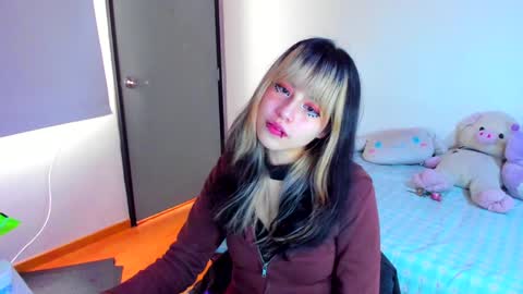 Snapshot of azu_moure chatting on 01/18/25, 03:59 Azu Moure online show from 01/18/25, 03:59