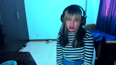 Snapshot of azu_moure chatting on 01/19/25, 02:38 Azu Moure online show from 01/19/25, 02:38