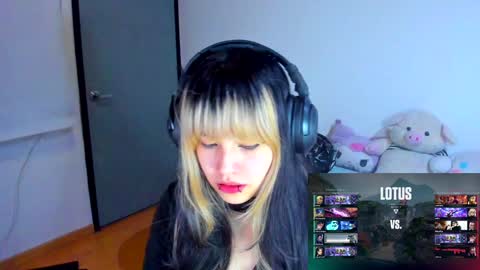 Snapshot of azu_moure chatting on 01/20/25, 08:30 Azu Moure online show from 01/20/25, 08:30