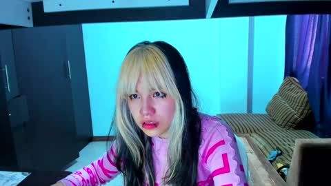 Snapshot of azu_moure chatting on 02/02/25, 02:24 Azu Moure online show from 02/02/25, 02:24