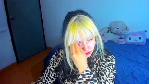 Snapshot of azu_moure chatting on 02/07/25, 07:40 Azu Moure online show from 02/07/25, 07:40