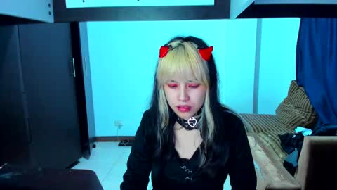 Snapshot of azu_moure chatting on 02/15/25, 08:22 Azu Moure online show from 02/15/25, 08:22