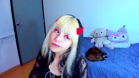 Snapshot of azu_moure chatting on 02/18/25, 10:38 Azu Moure online show from 02/18/25, 10:38