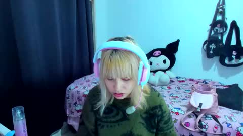 Snapshot of azu_moure chatting on 11/21/25, 04:00 Azu Moure online show from 11/21/25, 04:00