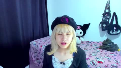 Snapshot of azu_moure chatting on 11/22/25, 04:33 Azu Moure online show from 11/22/25, 04:33
