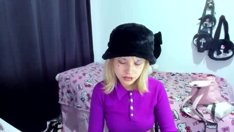 Snapshot of azu_moure chatting on 11/23/25, 01:05 Azu Moure online show from 11/23/25, 01:05