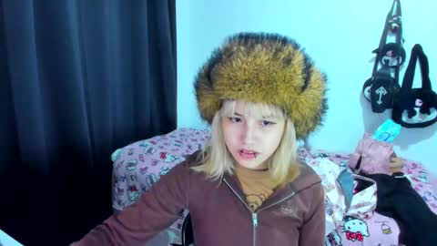 Snapshot of azu_moure chatting on 11/25/25, 01:49 Azu Moure online show from 11/25/25, 01:49