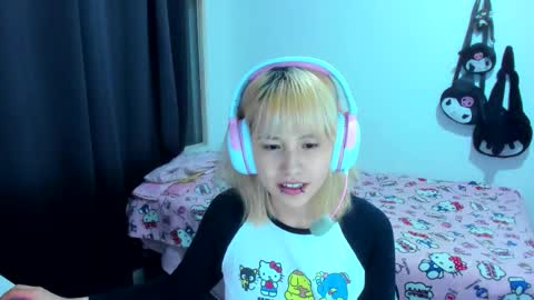 Snapshot of azu_moure chatting on 12/04/25, 04:33 Azu Moure online show from 12/04/25, 04:33