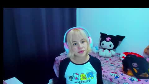 Snapshot of azu_moure chatting on 02/22/26, 05:33 Azu Moure online show from 02/22/26, 05:33