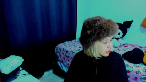 Snapshot of azu_moure chatting on 03/27/26, 04:18 Azu Moure online show from 03/27/26, 04:18