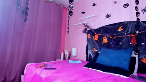 Snapshot of azul_moon chatting on 10/31/25, 04:02 azul_moon online show from 10/31/25, 04:02