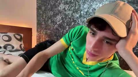 Snapshot of azulyfucsia chatting on 10/13/25, 06:24 nice boy online show from 10/13/25, 06:24