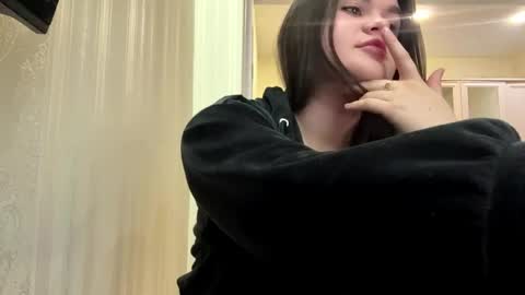 Snapshot of azzieyerbich chatting on 04/17/26, 03:48 Elara online show from 04/17/26, 03:48