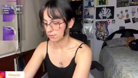 Snapshot of b0nnie_h0ney chatting on 06/27/26, 01:54 Lyanna online show from 06/27/26, 01:54