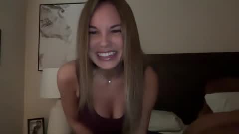 Snapshot of babeb77 chatting on 10/16/25, 08:10 B online show from 10/16/25, 08:10