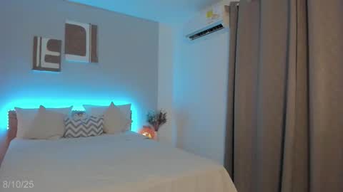 itzell  online show from 10/08/25, 11:57