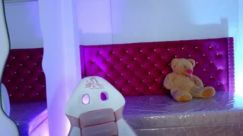 Snapshot of baby_nicols_m chatting on 03/25/26, 11:05 Nico online show from 03/25/26, 11:05